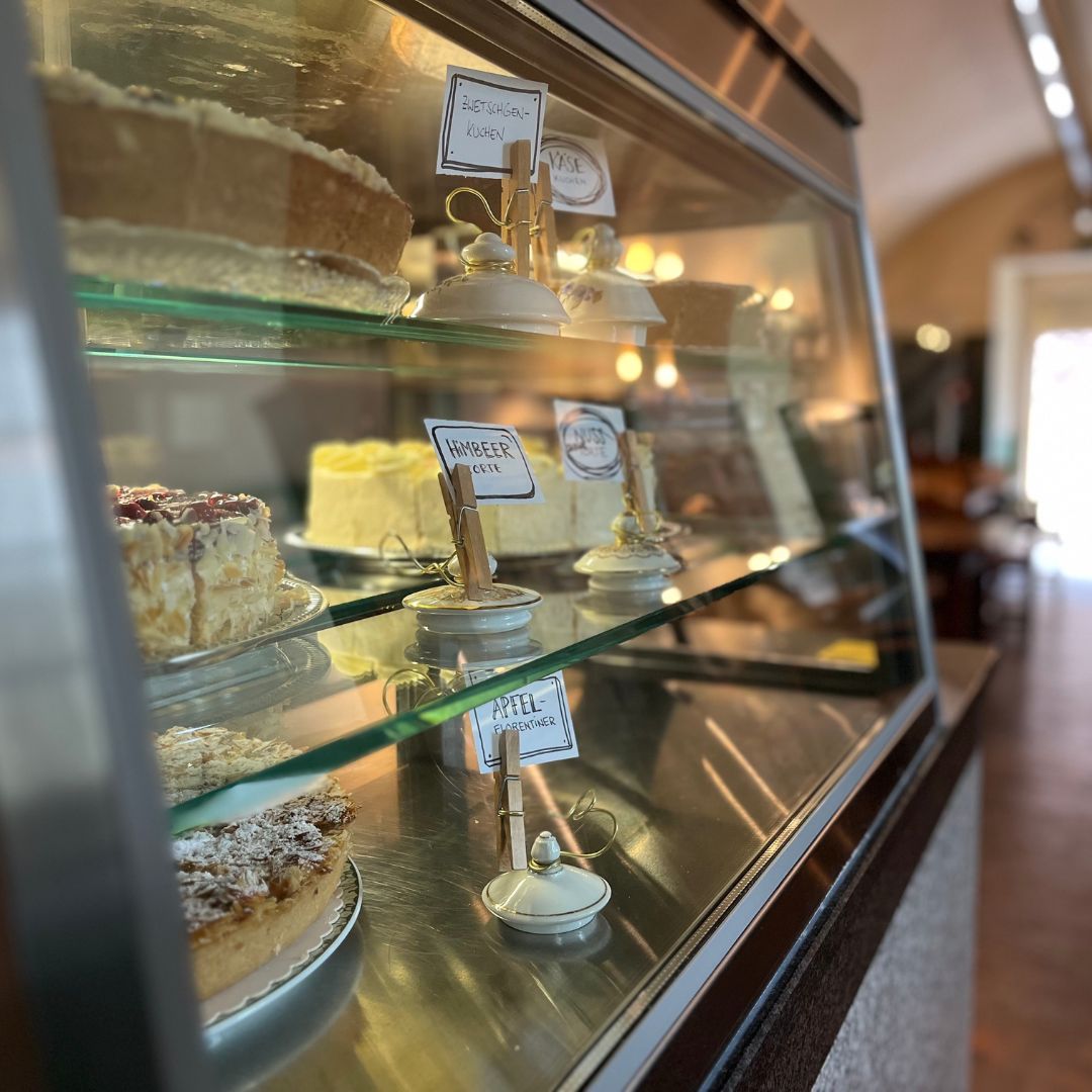 Schlosscafé_Vitrine Kuchen im Schlosscafé