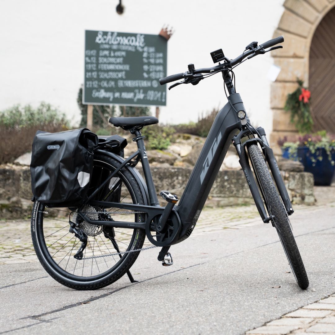 E-Bike vor Schloss Blumenfeld