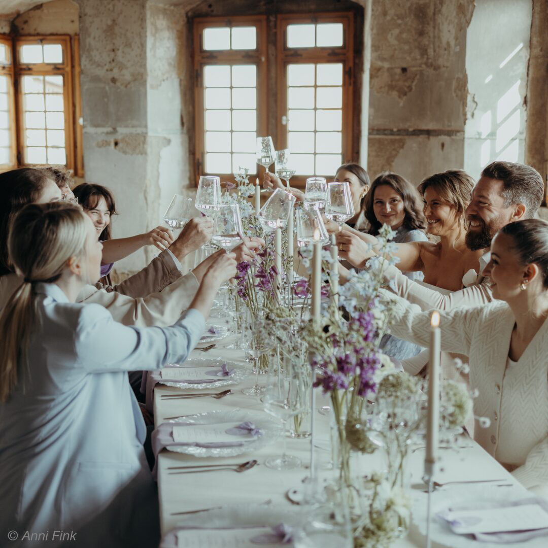 Feier-im-Schloss_Foto-Anni-Fink-1mitCopyright weißer Stuhl und Schreibtisch